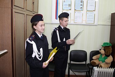 Взрослым - консультация, детям - подарки 