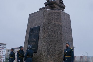 В Оренбурге открыт памятник Герою России Александру Прохоренко 