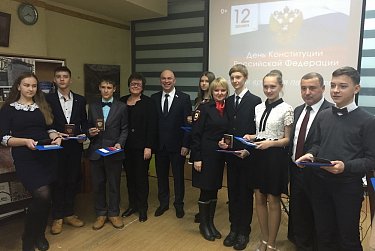 Депутаты вручили юным гражданам паспорта 