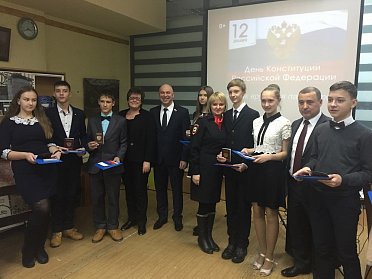 Депутаты вручили юным гражданам паспорта 