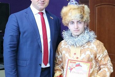 Маленькие оренбуржцы принимают поздравления от депутатов Законодательного Собрания