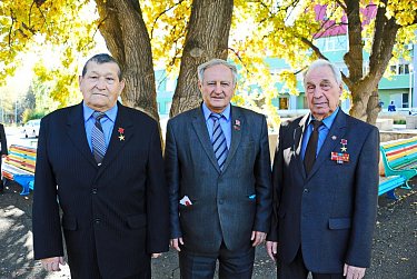 Владимир Новиков вручил Героям Соцтруда памятные медали