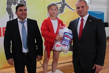 Сергей Салмин вручил призы победителям соревнований по самбо