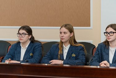 Гимназисты в депутатских креслах