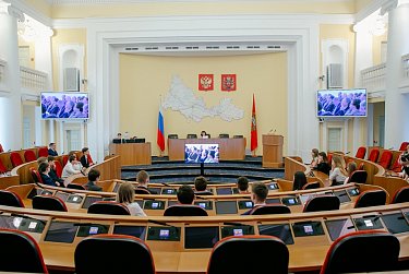 Экскурсию для школьников провела Оксана Набатчикова
