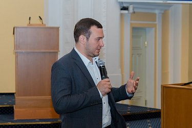 Школьники на экскурсии у законодателей