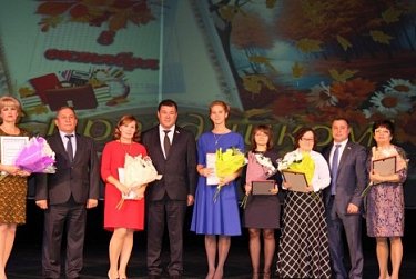  Депутаты поздравили оренбургских учителей с профессиональным праздником