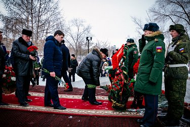 Помним героев