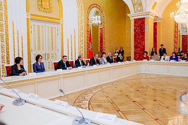 Сергей Грачев поздравил лучших педагогов Оренбуржья