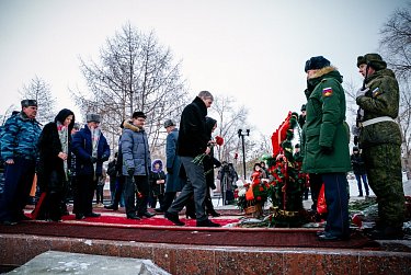 Помним героев