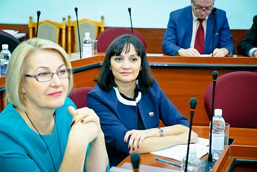 Оксана Набатчикова участвовала в заседании городского Совета старейшин 