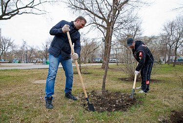 Депутаты на субботнике