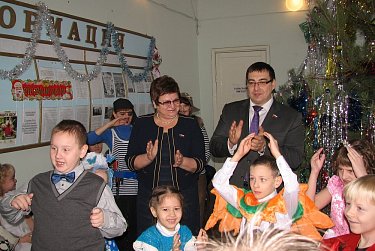 Депутаты дарят детям праздник