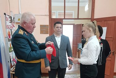 Школьники вступают в пионеры 