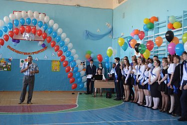 Депутаты поздравили выпускников Оренбуржья