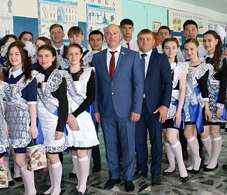 Аркадий Швецов пожелал успехов выпускникам