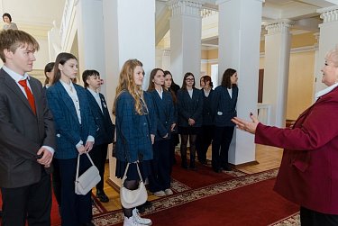 Гимназисты в депутатских креслах
