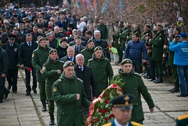 Герои не умирают, они живут в наших сердцах