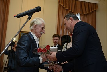 Олег Димов вручил премии имени Петра Рычкова литераторам Оренбуржья