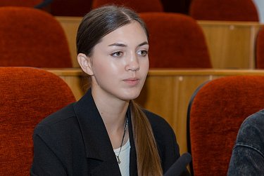 Школьники на экскурсии у законодателей