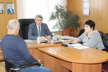 На востоке области депутат принимал граждан по личным вопросам