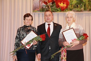 Василий Тишин вручил награды орчанкам