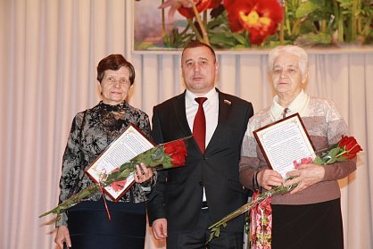 Василий Тишин вручил награды орчанкам