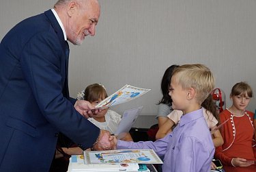 Подарки к школе от депутатов