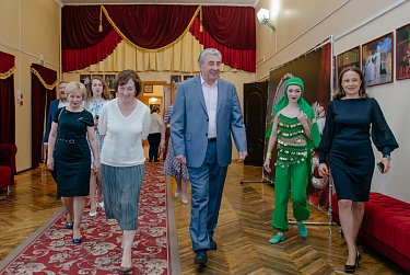 Символ Года театра прибыл в Оренбург