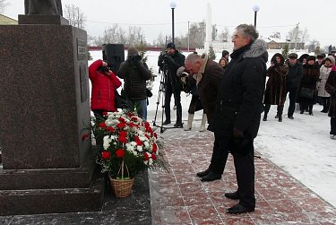 На открытии памятника прославленному земляку