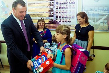Олег Димов вручил ранцы будущим первоклассникам