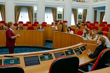 Школьники – на экскурсии в парламенте региона
