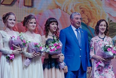 Депутаты поздравили «золотую» молодежь Оренбуржья