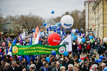 Праздник Весны и Труда Оренбург встретил шествием