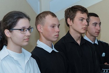 Школьники на экскурсии у законодателей