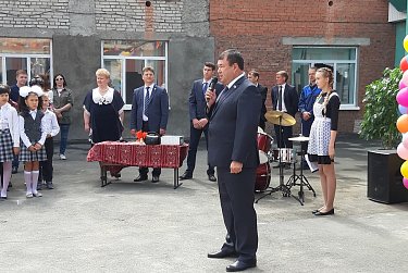 Выпускники прощаются со школой