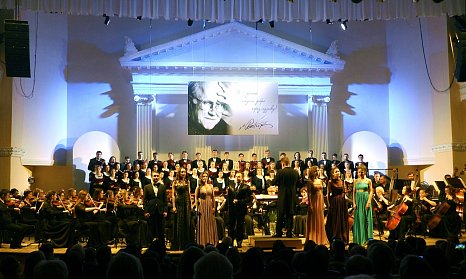 На отчетном концерте студентов и преподавателей института искусств