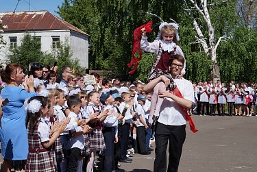 В оренбургских школах прозвучали «последние звонки»
