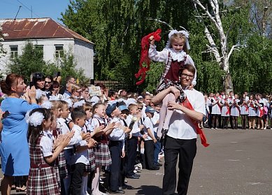 В оренбургских школах прозвучали «последние звонки»
