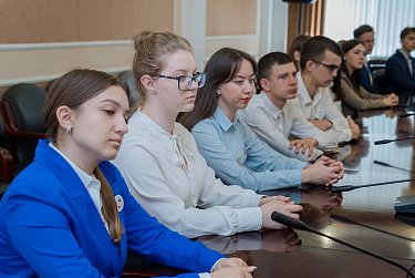 Студенты на экскурсии в областном парламенте