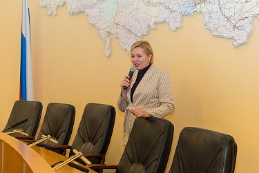 Гимназисты в депутатских креслах