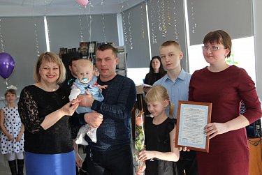 Молодым семьям илекчан вручены свидетельства на получение социальных выплат на жилье