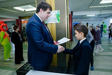 Депутаты наградили юных исследователей – участников конкурса «Дебют»