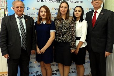 Владимир Новиков и Сергей Романенко провели урок, посвященный Октябрьской революции