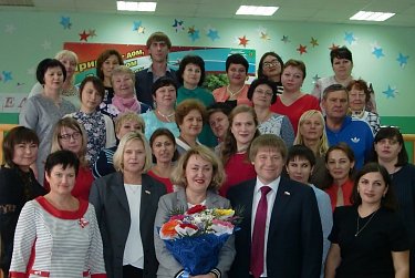 Педагоги принимают поздравления с профессиональным праздником