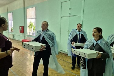 Бойцов угостили пирогами