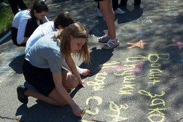 Асфальт стал местом творчества детей