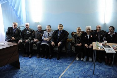 Владимир Новиков вручил Героям Соцтруда памятные медали