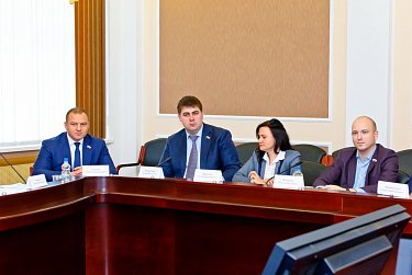 Молодые парламентарии обсудили законопроект о молодежной политике