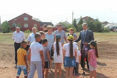 В подарок от депутата спортивная площадка и школьные ранцы